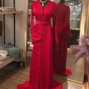 Caftan fantaisie rouge Assia, brodé de fils unis, robe marocaine, caftan, robe de mariée, caftan de mariage, robe Nikkah,