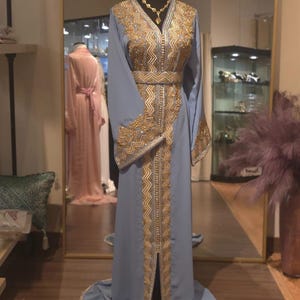 Caftan fantaisie Yasmine bleu clair, brodé de fils dorés, robe marocaine, caftan, robe de mariée, caftan de mariage, robe Nikkah,