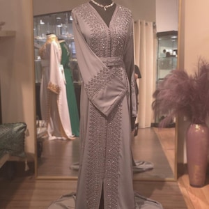 Caftan fantaisie gris Assia, brodé de fils unis, robe marocaine, caftan, robe de mariée, caftan de mariage, robe Nikkah,
