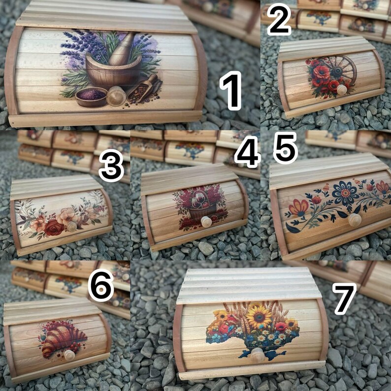 Op de afbeelding: Houten brooddozen met diverse decoratieve ontwerpen. De ontwerpen omvatten bloempatronen, een wiel met rode bloemen, een lavendel- en mortelontwerp en een zonnebloem- en tarweontwerp. Elke doos heeft een lichte houten afwerking.
