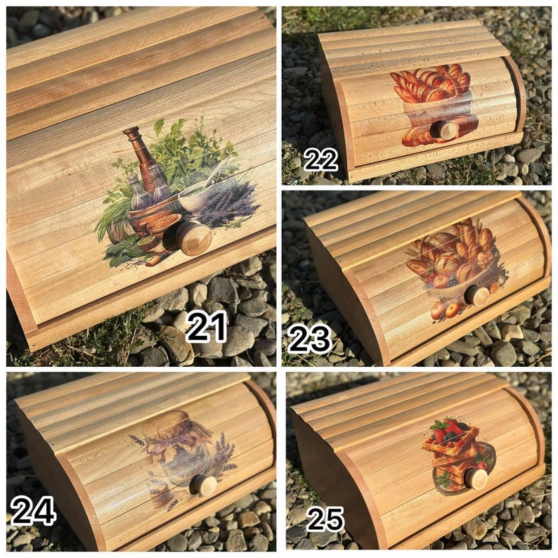 Op de afbeelding: Houten broodtrommels met roldeksels. Elke doos heeft een andere decoratieve afbeelding: kruiden, gebak, een pot jam en gebak met aardbeien. De dozen zijn gemaakt van lichtgekleurd hout.