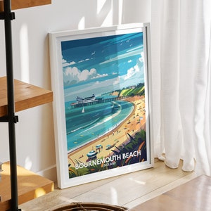 Può includere: Un'illustrazione incorniciata di Bournemouth Beach in Inghilterra, con un molo, acqua blu e una spiaggia sabbiosa con persone. L'illustrazione è in una cornice bianca ed è appesa a un muro bianco.