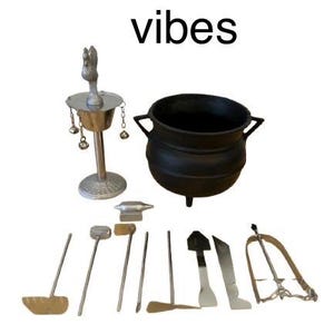 Op de afbeelding: Een assortiment items voor spirituele praktijken. Inclusief een zwarte ketel, een zilveren standaard met bellen en diverse metalen gereedschappen. De tekst "House of vibes" staat bovenaan de afbeelding.
