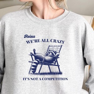 Lustiges Waschbär Sweatshirt: Entspannen Sie sich, wir sind alle verrückt Meme Hoodie