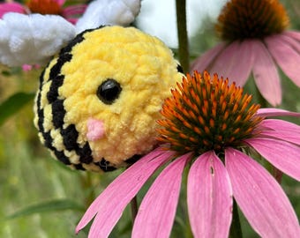 Portachiavi a uncinetto fatto a mano Positive Bee portafortuna per il buon umore