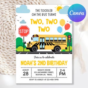 以下が含まれることがあります： 黄色いスクールバス、風船、そして「Two, Two, Two」の文字が描かれた誕生日招待状。招待状には、ノアの2歳の誕生日に関する詳細（日付、時間、場所）が含まれています。