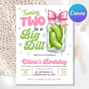 Pode incluir: Um convite de aniversário com o texto "Turning TWO is a Big Dill". O convite apresenta um frasco de picles sorridentes com um laço rosa e detalhes para a festa de aniversário de Olivia.