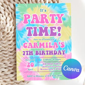 Peut inclure: Une invitation d'anniversaire tie-dye colorée. L'invitation affiche "It's PARTY TIME!" en rose et violet. Les détails de l'anniversaire des 7 ans de Carmila sont inclus, avec la date, l'heure et le lieu.