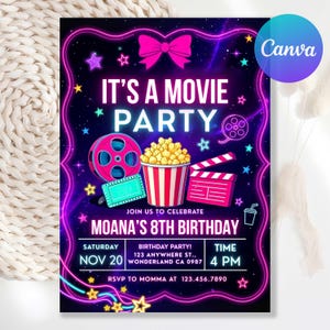 Puede incluir: Invitación de cumpleaños con temática de cine en diseño neón púrpura y azul. La invitación incluye una bobina de película, palomitas de maíz y una claqueta. El texto dice "It's a Movie Party" e incluye detalles de la fiesta.