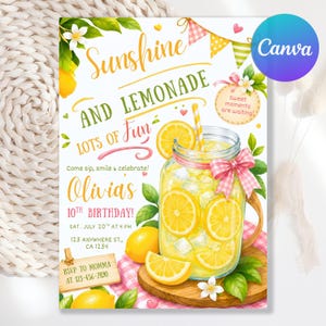 Könnte beinhalten: Eine Geburtstagseinladungskarte mit einem Einmachglas voller Limonade, Zitronenscheiben und Eiswürfeln. Der Text lautet Sunshine and Lemonade, Lots of Fun, Olivia's 10th Birthday, Sat, July 20th at 4 PM, 123 Anywhere St., CA 1234, RSVP to Momma.