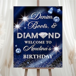 Può includere: Un cartello di compleanno blu navy su un cavalletto con le parole "Denim, Boots, & DIAMOND WELCOME TO Amelina's BIRTHDAY" in scrittura bianca e lettere argentate. Grafica di diamanti scintillanti e dettagli glitter.