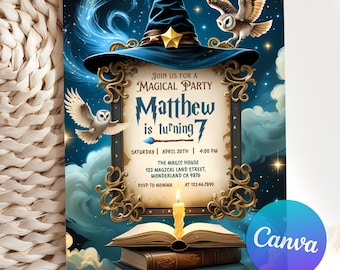 Può includere: Un invito stravagante per una festa magica, con un cappello da mago, gufi e un annuncio incorniciato. Il testo recita "Matthew compie 7" con i dettagli dell'evento. Il design include una pila di libri e una candela accesa.