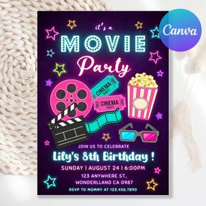 Puede incluir: Una invitación de fiesta de cumpleaños con temática de cine con un fondo púrpura oscuro. El diseño incluye una bobina de película, claqueta, palomitas de maíz, gafas 3D y entradas de cine. El texto dice "It's a Movie Party" y "Lily's 8th Birthday!"