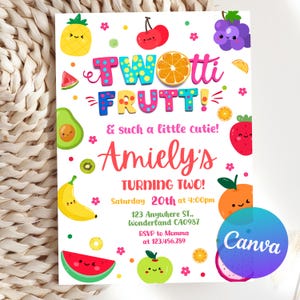 Puede incluir: Una colorida invitación con el texto "Twotti Frutti" y "Amiely's Turning Two!" presenta ilustraciones de frutas de dibujos animados. La invitación incluye la fecha, hora y lugar de la fiesta.