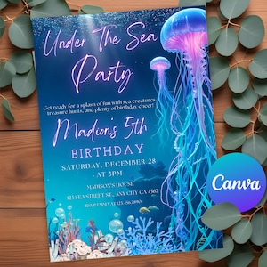 Puede incluir: Invitación a una fiesta bajo el mar con una ilustración de una medusa azul y morada. La invitación es para el 5º cumpleaños de Madison, el sábado 28 de diciembre a las 3 PM. La fiesta se celebrará en la casa de Madison, 123 Sea Street St., Any City CA 4567. Confirma tu asistencia a Emma al 123.456.7890.