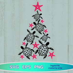 Op de afbeelding: Digitale illustratie van een kerstboom gemaakt van zwarte zeeschildpadden en roze zeesterren op een lichtblauwe achtergrond. De onderkant van de afbeelding bevat de woorden "SVG EPS PNG".