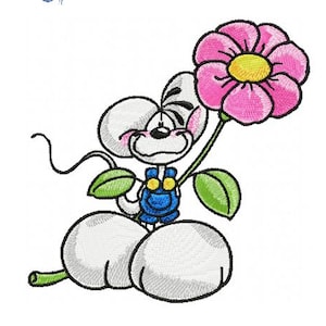 Może przedstawiać: Haftowany wzór uśmiechniętej myszy w niebieskich ogrodniczkach, trzymającej duży różowy kwiat z żółtym środkiem. Mysz ma białe futro, czarne oczy i długi, zakrzywiony ogon. Zielone liście zdobią kwiat i mysz.