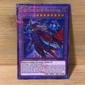 Peut inclure: Carte de collection holographique "Dark Magician of Destruction" sur fond violet fonc&eacute;. Illustration d&eacute;taill&eacute;e d'un personnage de type magicien en rouge et bleu. Le texte de la carte comprend son nom, ses attributs et ses effets de jeu.