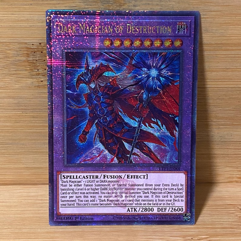 Peut inclure: Carte de collection holographique "Dark Magician of Destruction" sur fond violet fonc&eacute;. Illustration d&eacute;taill&eacute;e d'un personnage de type magicien en rouge et bleu. Le texte de la carte comprend son nom, ses attributs et ses effets de jeu.