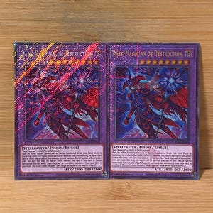Peut inclure: Deux cartes &agrave; collectionner avec le personnage "Dark Magician of Destruction". Les cartes ont un fond violet avec un effet holographique et des illustrations d&eacute;taill&eacute;es d'un guerrier. Chaque carte a les stats ATK/2800 DEF/2600.
