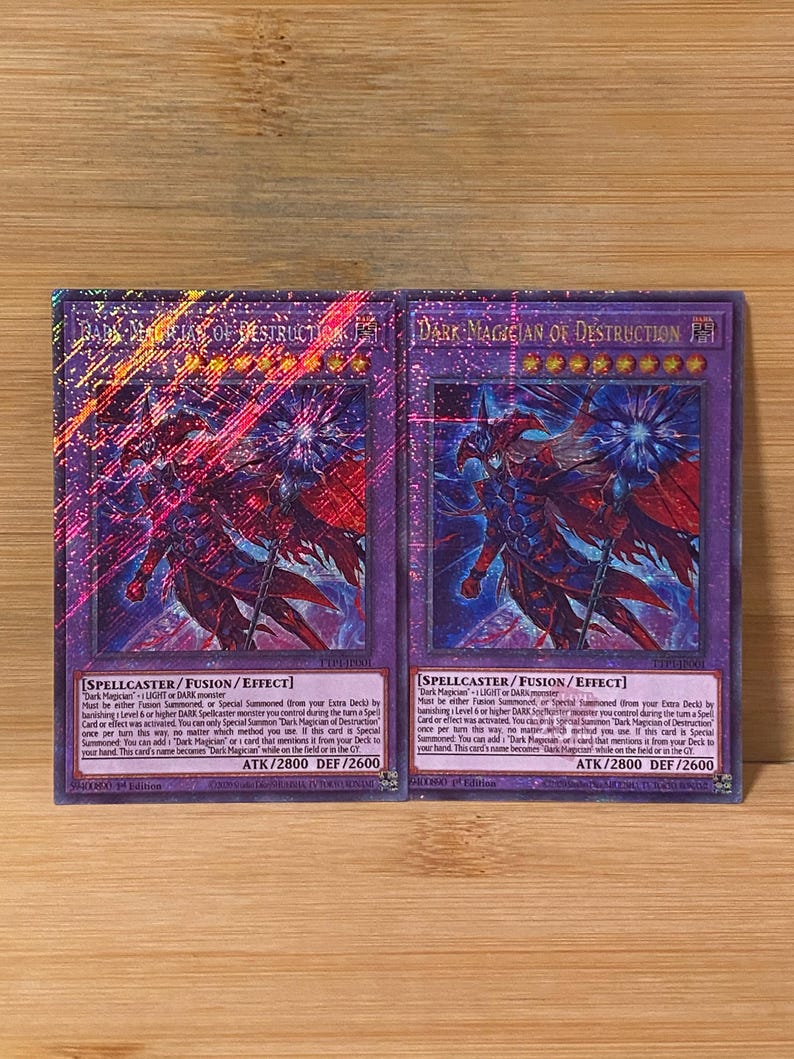 Peut inclure: Deux cartes &agrave; collectionner avec le personnage "Dark Magician of Destruction". Les cartes ont un fond violet avec un effet holographique et des illustrations d&eacute;taill&eacute;es d'un guerrier. Chaque carte a les stats ATK/2800 DEF/2600.