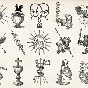 Op de afbeelding: Een verzameling vintage zwart-wit illustraties met verschillende symbolische ontwerpen. Deze omvatten een kompasroos, een vogel op een vaas, verstrengeld touw, een hand die een plant vasthoudt, een adelaar, een gevleugeld wezen, een konijn omringd door zwaarden, een helm, een leeuw met een zwaard, een fles, een kelk, pijlen en een slang, en een vurig ontwerp.