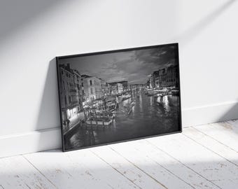 Foto nocturna del Gran Canal de Venecia: Arte mural italiano en blanco y negro (descarga digital)