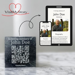 Puede incluir: Una placa conmemorativa de pizarra negra con un código QR y el texto "En memoria cariñosa de John Doe" y "VisitMyStory". La placa está junto a un teléfono inteligente que muestra un memorial digital para John Doe, con una foto y una biografía.
