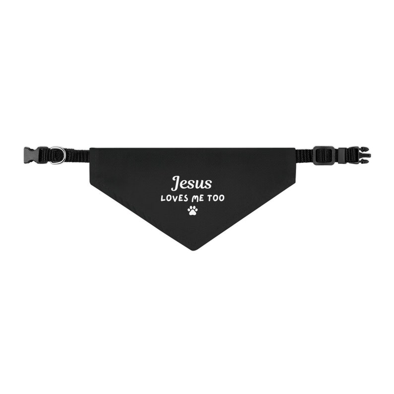 Puede incluir: Bandana negra para perros con el texto "Jesus LOVES ME TOO" en blanco y una huella de pata blanca. La bandana tiene un collar negro ajustable con una hebilla de pl&aacute;stico y un anillo de metal.