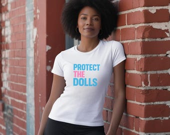 Camiseta unisex "Protect the Dolls". Muestra tu apoyo a la comunidad trans.