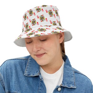 Chapéu de balde vintage com estampa de cartas de baralho da Rainha de Copas, acessório divertido de verão, jogos de azar, jogadoras de pôquer. Chapéu de festa exclusivo, item essencial para viagens.