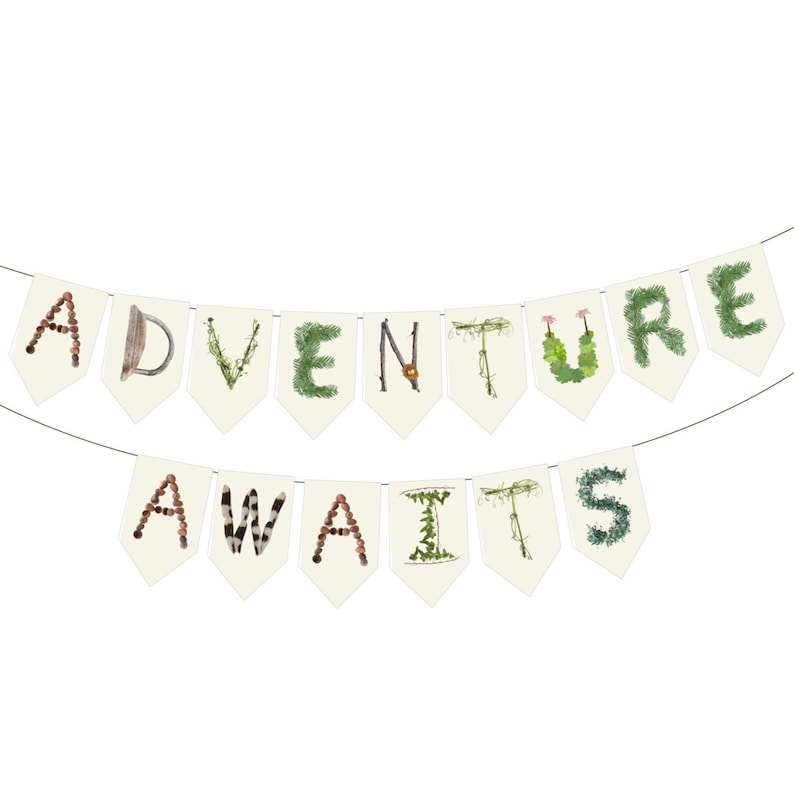 K&ouml;nnte beinhalten: Ein Banner mit den Worten "ADVENTURE AWAITS" auf einzelnen cremefarbenen Wimpeln. Die Buchstaben sind mit verschiedenen Naturelementen wie Bl&auml;ttern, Zweigen und Blumen verziert, was ein skurriles und dekoratives Design ergibt.