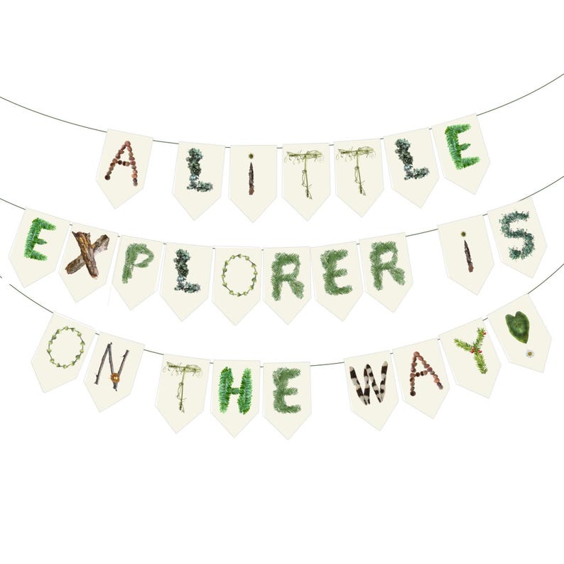 K&ouml;nnte beinhalten: Ein Banner mit drei Reihen Wimpeln, die an einem d&uuml;nnen Draht aufgereiht sind. Die cremefarbenen Wimpel zeigen die Worte "A LITTLE EXPLORER IS ON THE WAY" in dekorativen gr&uuml;nen und braunen Schriftarten, ideal f&uuml;r eine Babyparty.