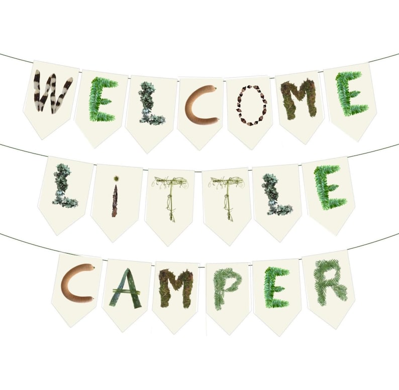 K&ouml;nnte beinhalten: Ein Banner mit der Aufschrift "WELCOME LITTLE CAMPER" auf einzelnen Wimpeln. Die Buchstaben bestehen aus verschiedenen nat&uuml;rlichen Elementen, darunter Federn, Moos und Zweige, vor einem cremefarbenen Hintergrund. Das Banner ist an einer d&uuml;nnen schwarzen Schnur befestigt.