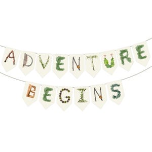 K&ouml;nnte beinhalten: Eine Girlande mit cremefarbenen Wimpeln, auf denen "ADVENTURE BEGINS" steht. Die Buchstaben sind mit nat&uuml;rlichen Elementen wie Zweigen, Bl&auml;ttern und Eicheln verziert, was ein rustikales, von der Natur inspiriertes Design ergibt.