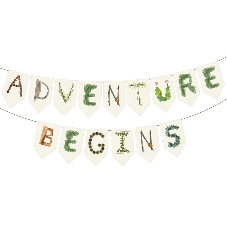 K&ouml;nnte beinhalten: Eine Girlande mit cremefarbenen Wimpeln, auf denen "ADVENTURE BEGINS" steht. Die Buchstaben sind mit nat&uuml;rlichen Elementen wie Zweigen, Bl&auml;ttern und Eicheln verziert, was ein rustikales, von der Natur inspiriertes Design ergibt.