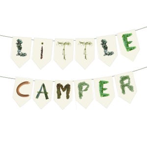 K&ouml;nnte beinhalten: Ein Banner mit den Worten "LITTLE CAMPER" auf einzelnen cremefarbenen Wimpeln. Die Buchstaben bestehen aus verschiedenen nat&uuml;rlichen Materialien, darunter Zweige und Gr&uuml;nzeug, was eine rustikale, naturverbundene &Auml;sthetik erzeugt. Das Banner ist an einer d&uuml;nnen, dunklen Schnur befestigt.