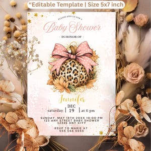 Peut inclure: Invitation de baby shower avec un motif de citrouille léopard et un nœud rose. L'invitation comprend les détails de l'événement : date, heure et lieu. Le nom "Jennifer" est écrit en écriture cursive. La taille est de 12,7 x 17,8 cm.
