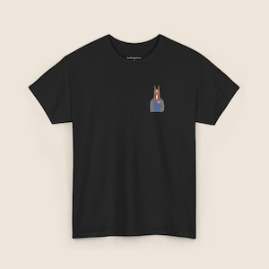 Könnte beinhalten: Schwarzes T-Shirt mit einem kleinen gestickten Design eines pferdeköpfigen Charakters, der einen blauen Blazer trägt und eine rote Blume hält. Das T-Shirt hat einen Rundhalsausschnitt und ist für den Alltag geeignet. Das Design befindet sich auf der linken Brust.