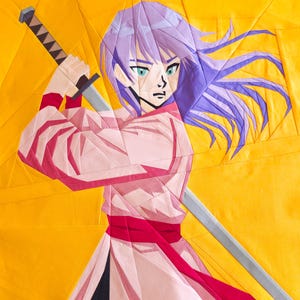 Puede incluir: Un edredón que representa a un personaje de estilo anime con cabello lavanda y ojos turquesa, sosteniendo una espada. El personaje viste un atuendo rosa y rojo con una faja roja sobre un fondo amarillo.