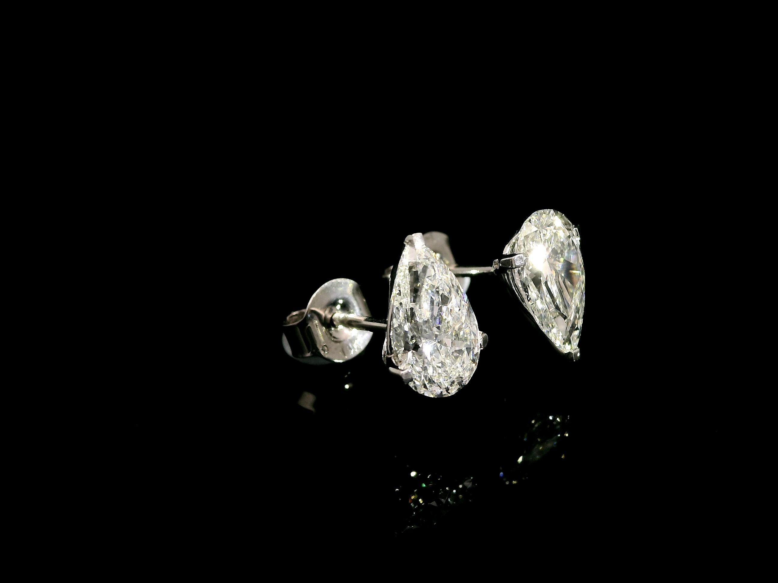 Orecchini pendenti e goccia taglio tondo diamanti creati in Orecchini pendenti e goccia taglio tondo diamanti creati in
