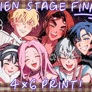 Könnte beinhalten: Ein 4x6-Druck mit einer Gruppe lächelnder Charaktere im Anime-Stil. Der Druck hat oben den Text "ALIEN STAGE FINALE" und unten "4 x 6 PRINT!". Der Hintergrund hat ein Karomuster.