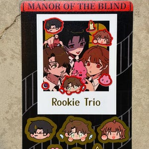 Puede incluir: Una hoja de pegatinas rectangular titulada gsgw foil sticker sheet que presenta una ilustración central estilo polaroid etiquetada como Manor of the Blind y Rookie Trio. La hoja incluye varias cabezas de personajes estilo anime, una vela y una criatura rosa.