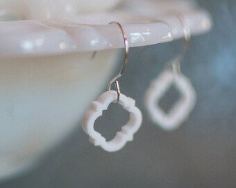 Quatrefoil Earrings in white