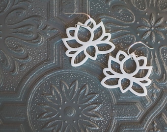 Pendientes de loto grande en blanco
