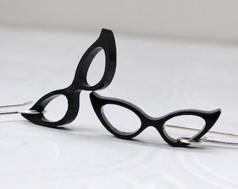 Pendientes de las gafas de Maude
