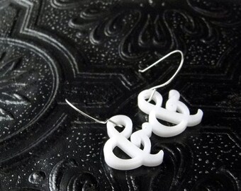 Mini Harrington Ampersand Pendientes en blanco
