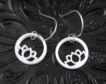 Pendientes de loto flotante en blanco