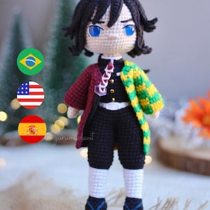 Peut inclure: Poupée en crochet représentant un personnage d'anime avec des cheveux noirs, des yeux bleus et une tenue rouge, noire et verte. La poupée est debout sur une base en bois.