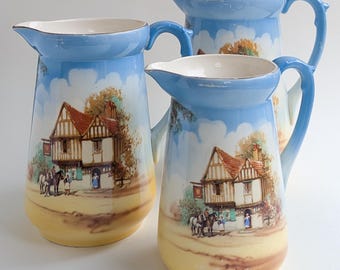 1930年代のファルコンウェア製水差し3個セット、「ザ・タバーン」柄の目盛り付きウォータージャグ